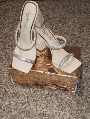 #.   NIB Cathy Din Kinna 1 Nude Women's Rhinestone Block Sandals. Size: 8.5
